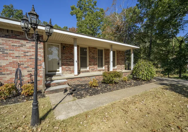Photo 3 of Single family home for sale at 585 E End Dr, Savannah, TN 38372 | MLS# 3603602 | Listing updated on 2026-10-01