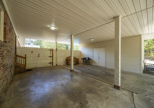 Photo 4 of Single family home for sale at 585 E End Dr, Savannah, TN 38372 | MLS# 3603602 | Listing updated on 2026-10-01