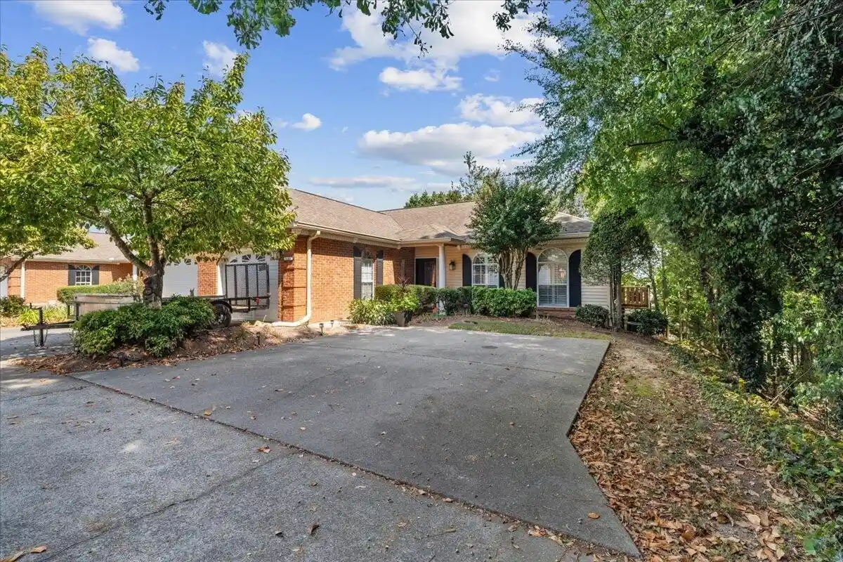 Listing Photo 1 - Condo for sale in 1698 Pin Oak Dr located at 1698 Pin Oak Dr, Dalton, GA 30721 - Unit #131