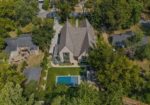 Photo 2 of Mansion for sale at 129 Haverford Dr, Nashville, TN 37205 | MLS# 3610258 | Listing updated on 2026-10-02