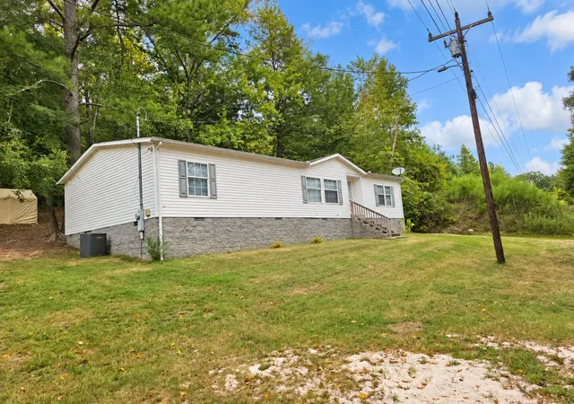 Photo 2 of Manufactured home for sale at 225 Pineview Rd, Linden, TN 37096 | MLS# 3602514 | Listing updated on 2026-09-29