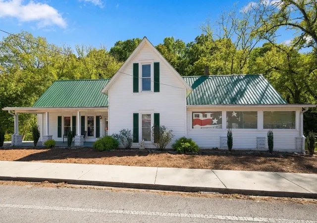 Photo 1 of Single family home for sale at 525 Water St, Charlotte, TN 37036 | MLS# 3610936 | Listing updated on 2026-10-02