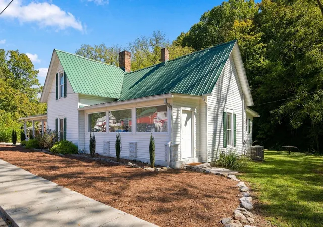 Photo 3 of Single family home for sale at 525 Water St, Charlotte, TN 37036 | MLS# 3610936 | Listing updated on 2026-10-02