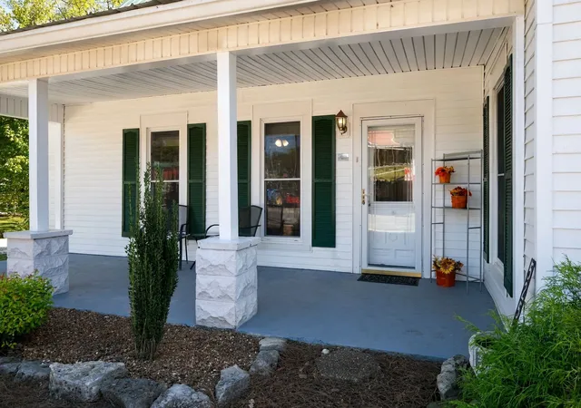 Photo 3 of Single family home for sale at 525 Water St, Charlotte, TN 37036 | MLS# 3610936 | Listing updated on 2026-10-02