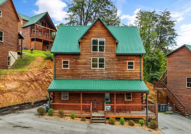 Photo 1 of Single family home for sale at 2932 Fiddlers Crk Way, Pigeon Forge, TN 37863 | MLS# 3603094 | Listing updated on 2026-09-30
