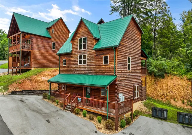 Photo 2 of Single family home for sale at 2932 Fiddlers Crk Way, Pigeon Forge, TN 37863 | MLS# 3603094 | Listing updated on 2026-09-30