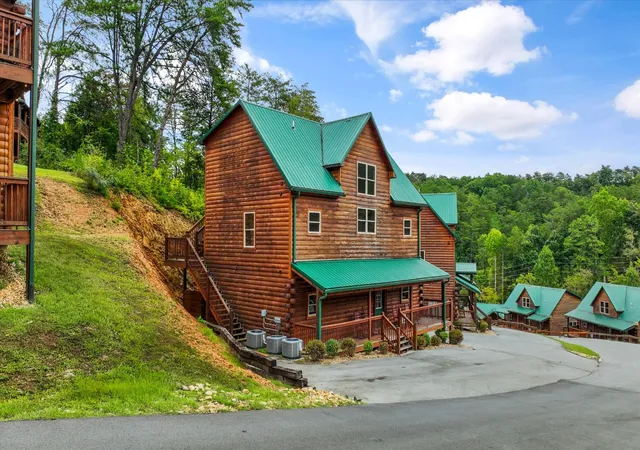 Photo 3 of Single family home for sale at 2932 Fiddlers Crk Way, Pigeon Forge, TN 37863 | MLS# 3603094 | Listing updated on 2026-09-30