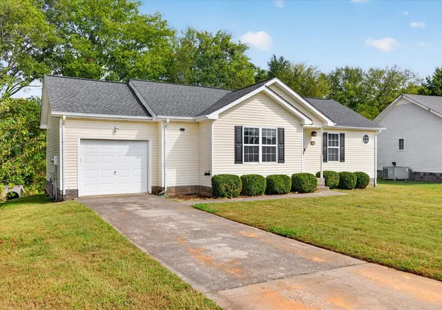 Photo 1 of Single family home for sale at 1041 Waterford Cir, Clarksville, TN 37040 | MLS# 3621798 | Listing updated on 2026-10-26