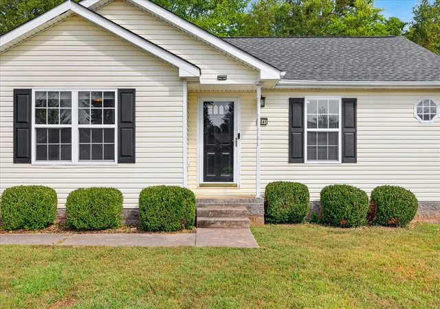 Photo 2 of Single family home for sale at 1041 Waterford Cir, Clarksville, TN 37040 | MLS# 3621798 | Listing updated on 2026-10-26