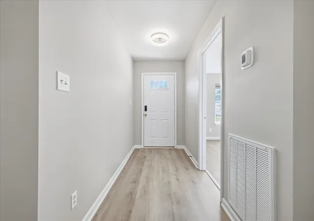 Photo 3 of Single family home for sale at 1041 Waterford Cir, Clarksville, TN 37040 | MLS# 3621798 | Listing updated on 2026-10-26