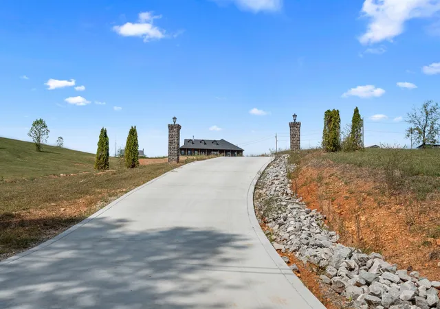 Photo 2 of Single family home for sale at 986 E Pin Hook Rd, Sparta, TN 38583 | MLS# 3602896 | Listing updated on 2026-10-05