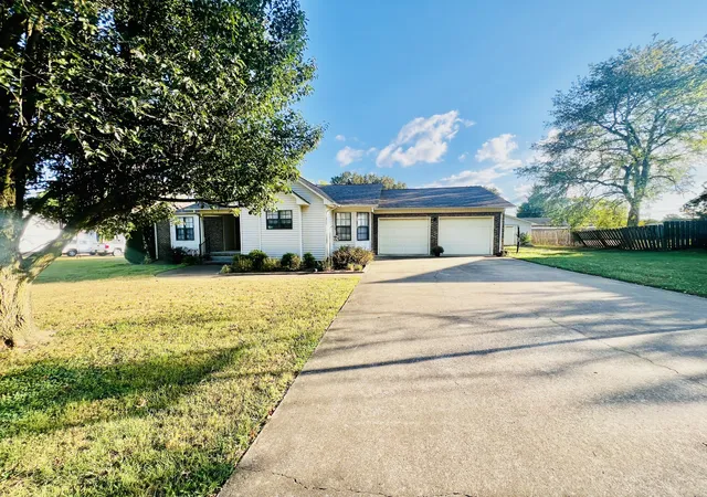 Photo 1 of Single family home for sale at 713 Douglas Dr, Lawrenceburg, TN 38464 | MLS# 3602933 | Listing updated on 2026-09-30