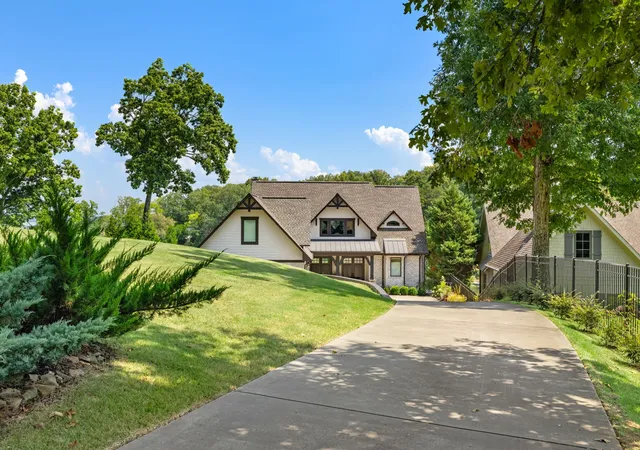 Photo 1 of Single family home for sale at 638 Pinegrove Dr, Muscle Shoals, AL 35661 | MLS# 3602753 | Listing updated on 2026-09-29
