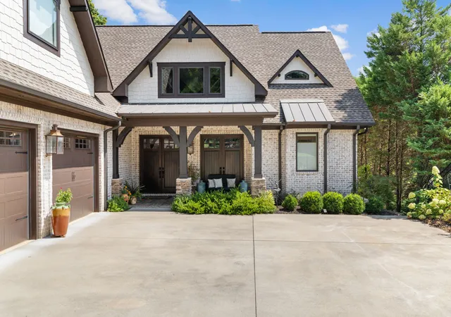 Photo 3 of Single family home for sale at 638 Pinegrove Dr, Muscle Shoals, AL 35661 | MLS# 3602753 | Listing updated on 2026-09-29