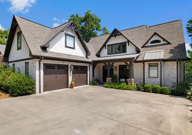 Photo 3 of Single family home for sale at 638 Pinegrove Dr, Muscle Shoals, AL 35661 | MLS# 3602753 | Listing updated on 2026-09-29