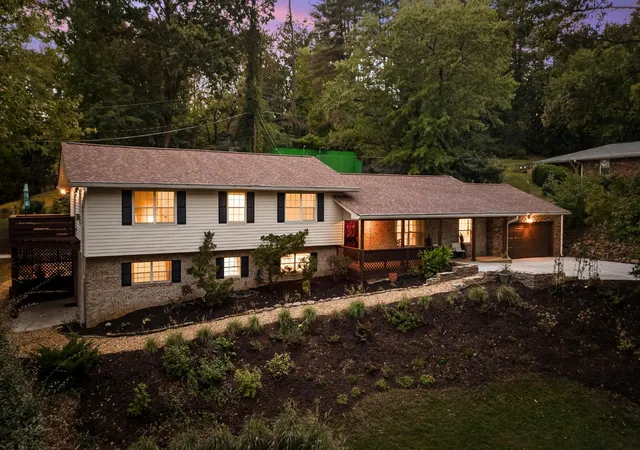 Photo 1 of Single family home for sale at 3008 Brownwood Dr, Chattanooga, TN 37404 | MLS# 3602722 | Listing updated on 2026-09-30