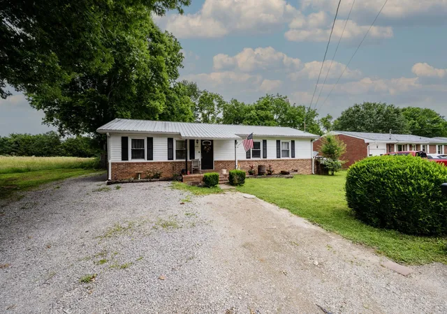 Photo 2 of Single family home for sale at 212 Decatur St, Shelbyville, TN 37160 | MLS# 3602849 | Listing updated on 2026-09-29