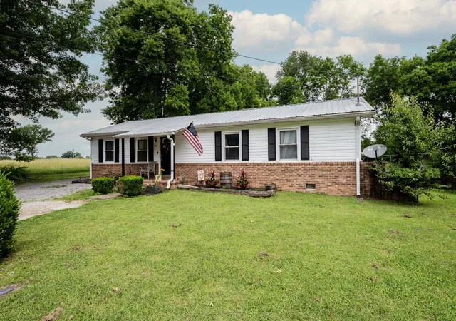 Photo 3 of Single family home for sale at 212 Decatur St, Shelbyville, TN 37160 | MLS# 3602849 | Listing updated on 2026-09-29