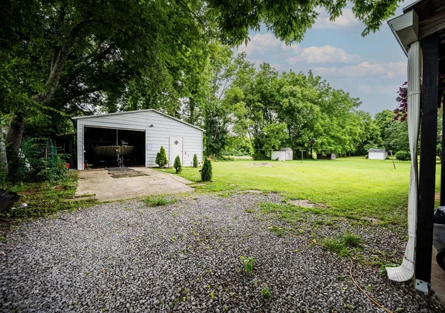 Photo 3 of Single family home for sale at 212 Decatur St, Shelbyville, TN 37160 | MLS# 3602849 | Listing updated on 2026-09-29
