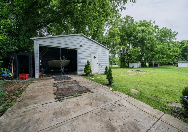 Photo 4 of Single family home for sale at 212 Decatur St, Shelbyville, TN 37160 | MLS# 3602849 | Listing updated on 2026-09-29