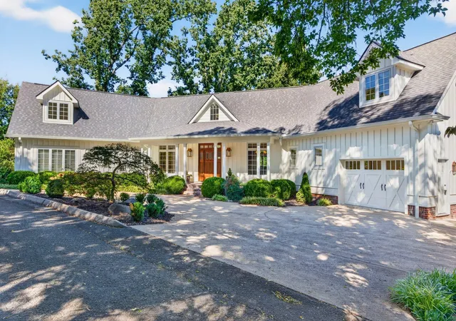 Photo 2 of Mansion for sale at 1117 Winding Oaks Way, Chattanooga, TN 37405 | MLS# 3602897 | Listing updated on 2026-10-05