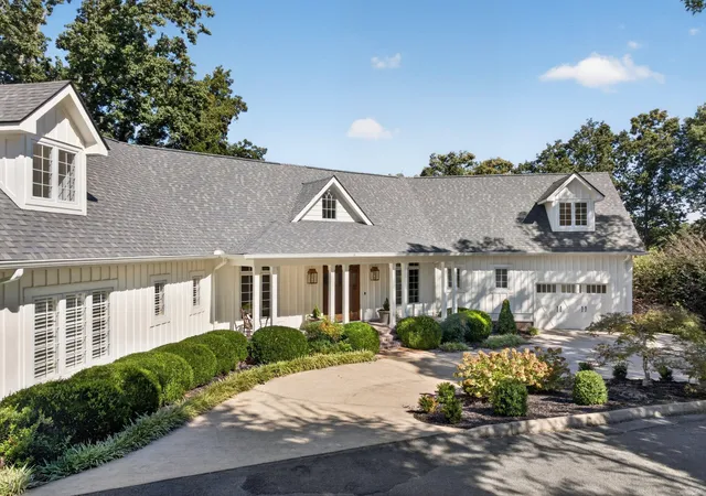 Photo 3 of Mansion for sale at 1117 Winding Oaks Way, Chattanooga, TN 37405 | MLS# 3602897 | Listing updated on 2026-10-05