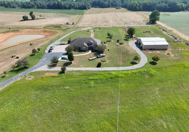 Photo 4 of House for sale at 2 Old Lincoln Rd, Fayetteville, TN 37334 | MLS# 3611917 | Listing updated on 2026-10-06