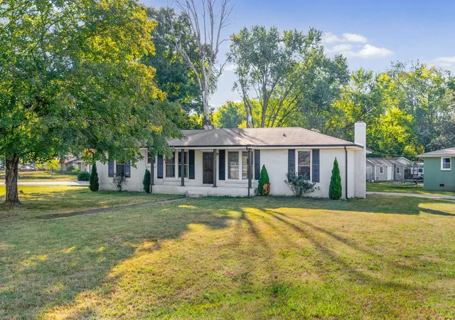 Photo 3 of Single family home for sale at 1875 Patricia Dr, Clarksville, TN 37040 | MLS# 3610779 | Listing updated on 2026-10-07