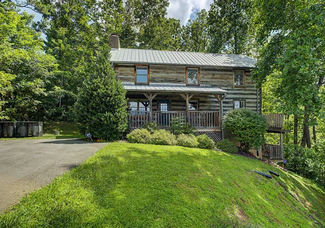 Photo 1 of Single family home for sale at 760 Fox Holw Rd, Gatlinburg, TN 37738 | MLS# 3603953 | Listing updated on 2026-10-01