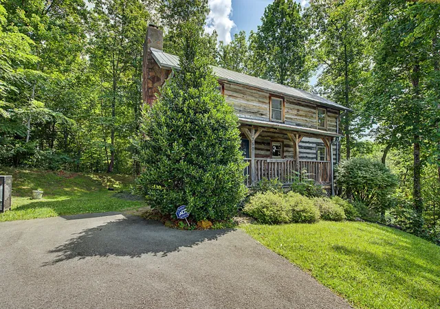 Photo 2 of Single family home for sale at 760 Fox Holw Rd, Gatlinburg, TN 37738 | MLS# 3603953 | Listing updated on 2026-10-01