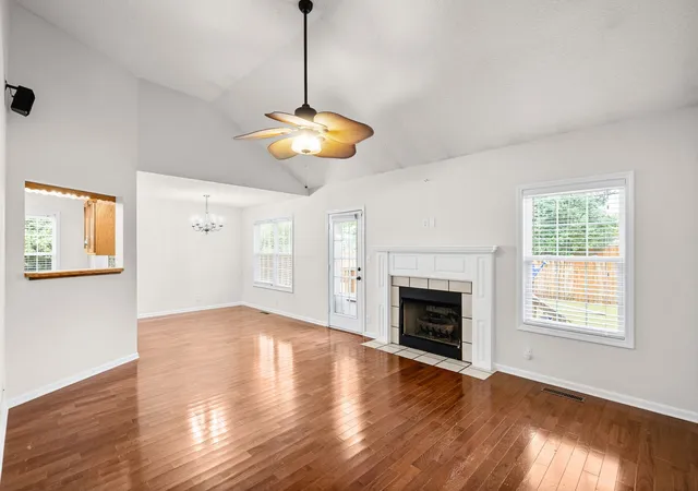 Photo 4 of Single family home for sale at 3387 Poplar Hl, Clarksville, TN 37043 | MLS# 3610368 | Listing updated on 2026-10-09