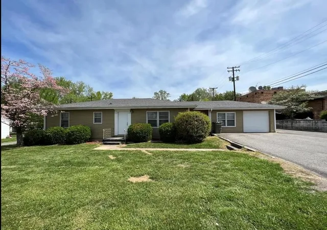 Photo 1 of Single family home for sale at 1604 East 9th St, Hopkinsville, KY 42240 | MLS# 3603145 | Listing updated on 2026-09-30