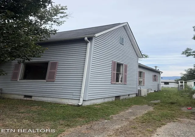 Photo 3 of Single family home for sale at 711 Washington Ave, Etowah, TN 37331 | MLS# 3605486 | Listing updated on 2026-10-01