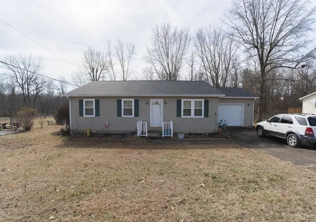 Single family home for sale at 100 Hickory Holw Dr, Madisonville, KY 42431 | MLS# 3603579