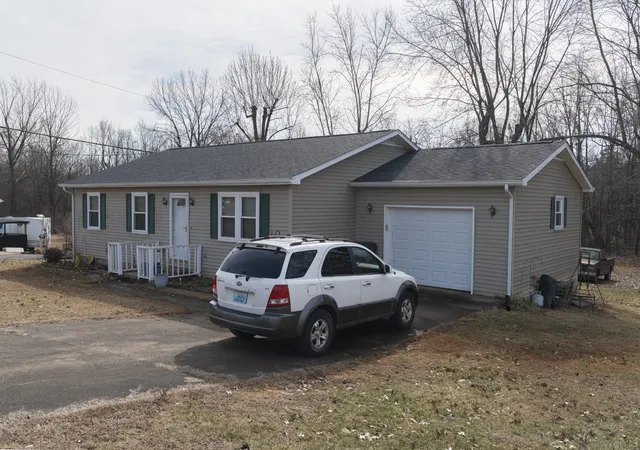 Photo 1 of Single family home for sale at 100 Hickory Holw Dr, Madisonville, KY 42431 | MLS# 3603579 | Listing updated on 2026-10-01