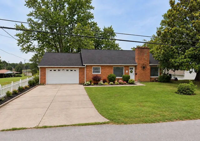 Photo 1 of Single family home for sale at 118 Keaton St, Livingston, TN 38570 | MLS# 3604086 | Listing updated on 2026-10-01