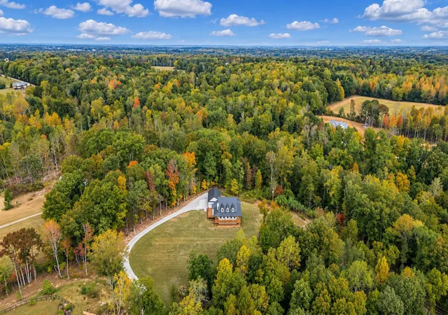 Photo 3 of Single family home for sale at 1061 Big Bartons Crk Rd, Dickson, TN 37055 | MLS# 3612937 | Listing updated on 2026-10-07