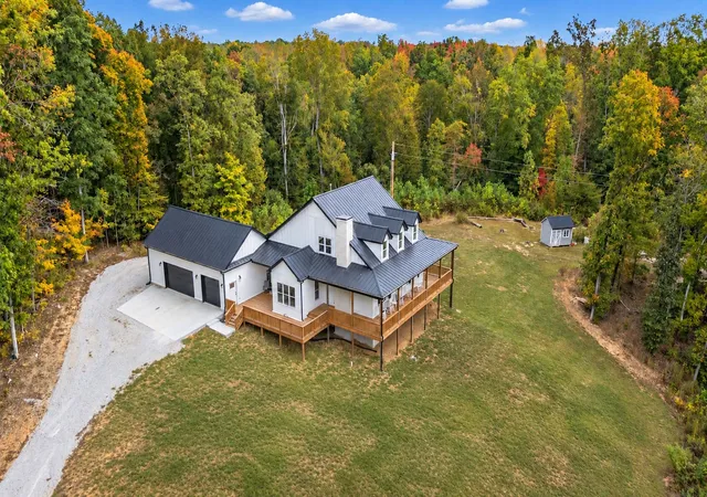 Photo 4 of Single family home for sale at 1061 Big Bartons Crk Rd, Dickson, TN 37055 | MLS# 3612937 | Listing updated on 2026-10-07