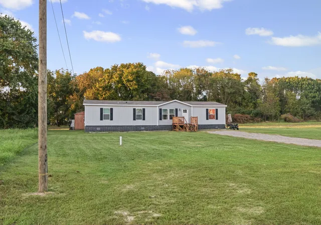 Photo 3 of Manufactured home for sale at 611 Crenshaw St, Humboldt, TN 38343 | MLS# 3610623 | Listing updated on 2026-10-02