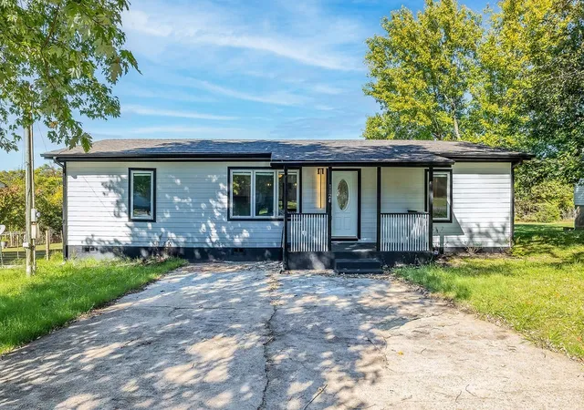 Photo 2 of Manufactured home for sale at 1124 Apple St, Lewisburg, TN 37091 | MLS# 3610805 | Listing updated on 2026-10-02