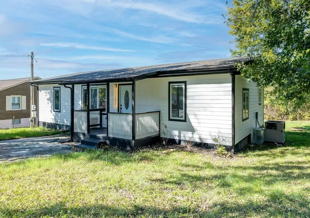 Photo 3 of Manufactured home for sale at 1124 Apple St, Lewisburg, TN 37091 | MLS# 3610805 | Listing updated on 2026-10-02