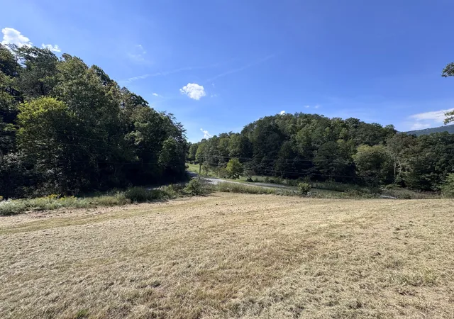 Photo 3 of Sale Pending at 1360 Helton Rd, Sevierville, TN 37876 | MLS# 3611507 | Listing updated on 2026-10-06