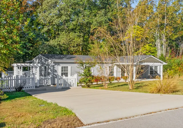 Photo 3 of Manufactured home for sale at 1551 Harrell Ln, Clarksville, TN 37043 | MLS# 3612071 | Listing updated on 2026-10-22