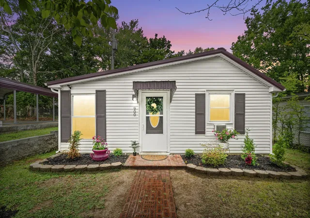 Photo 1 of Single family home for sale at 900 Oak Ln, Clarksville, TN 37040 | MLS# 3610317 | Listing updated on 2026-10-02
