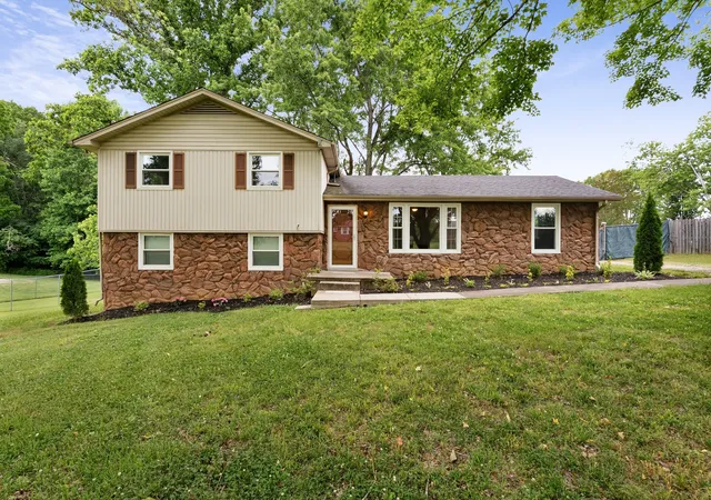 Single family home for sale at 108 West Cir Dr, Burns, TN 37029 | MLS# 3614419