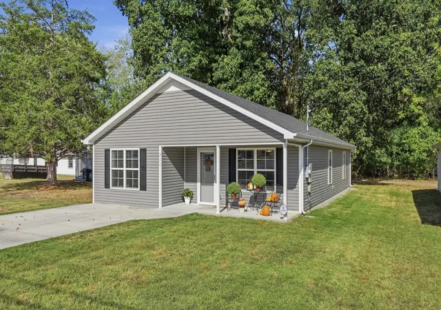 Photo 2 of Single family home for sale at 711 E Lincoln St, Tullahoma, TN 37388 | MLS# 3609959 | Listing updated on 2026-10-04