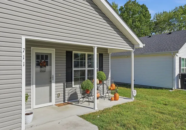 Photo 3 of Single family home for sale at 711 E Lincoln St, Tullahoma, TN 37388 | MLS# 3609959 | Listing updated on 2026-10-04