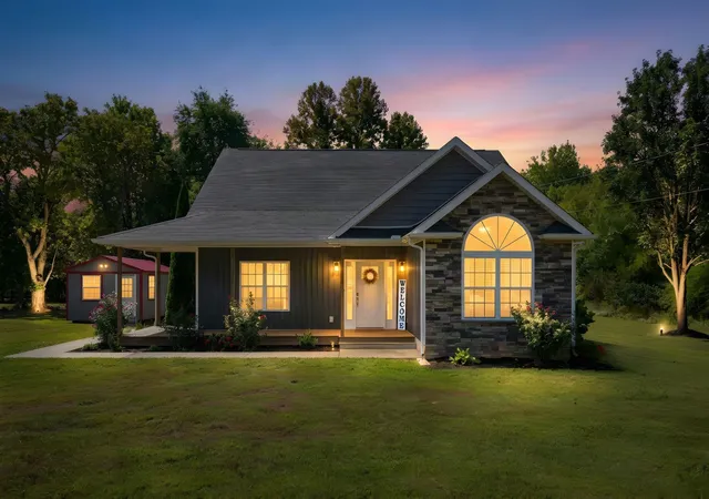Photo 1 of Single family home for sale at 1017 Glendale Dr, Dickson, TN 37055 | MLS# 3610092 | Listing updated on 2026-10-05