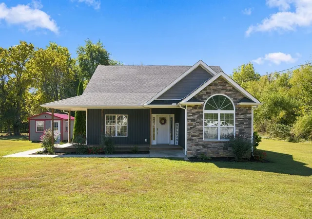Photo 3 of Single family home for sale at 1017 Glendale Dr, Dickson, TN 37055 | MLS# 3610092 | Listing updated on 2026-10-05