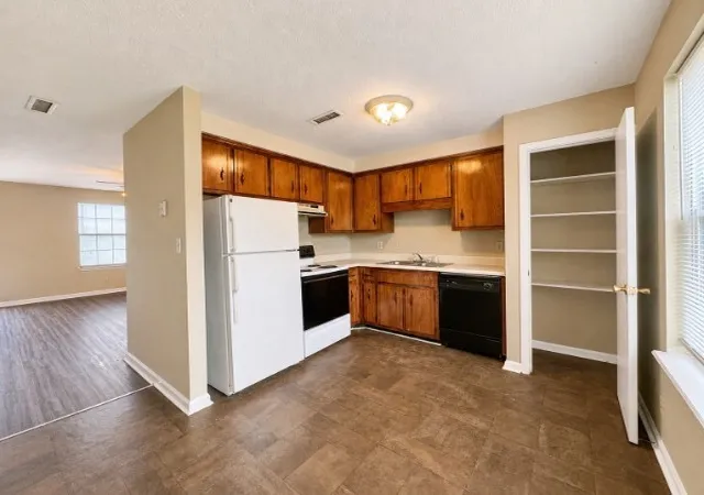 Listing Photo 5 - Condo for sale in building located at 1630 Baltimore Dr, Clarksville, TN 37043